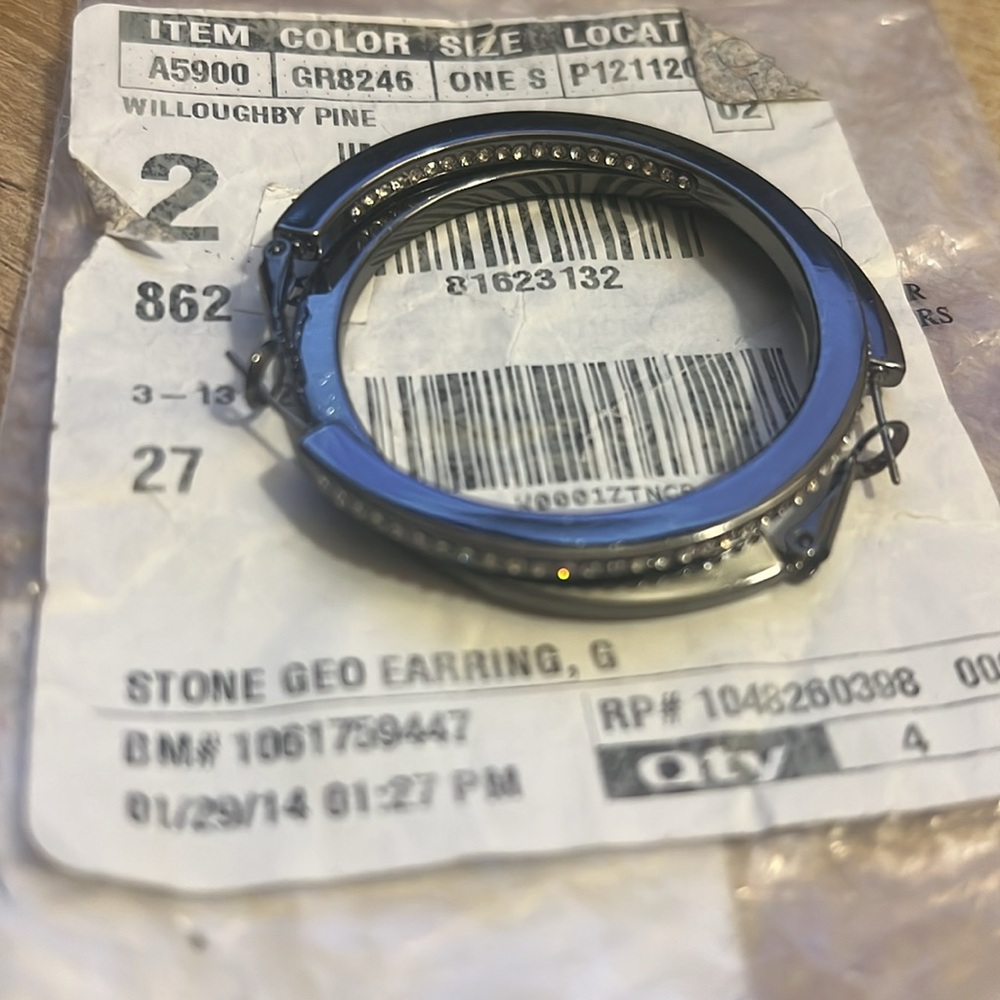 Cache black and grey earring - Picture 2 of 4